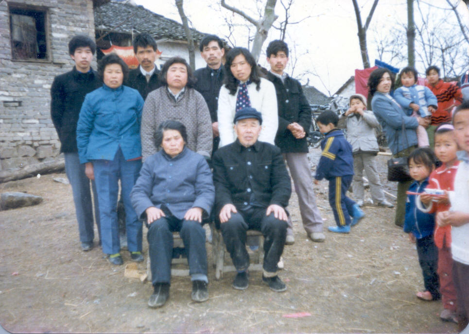 一群人站在台阶上 AI 生成的内容可能不正确。
