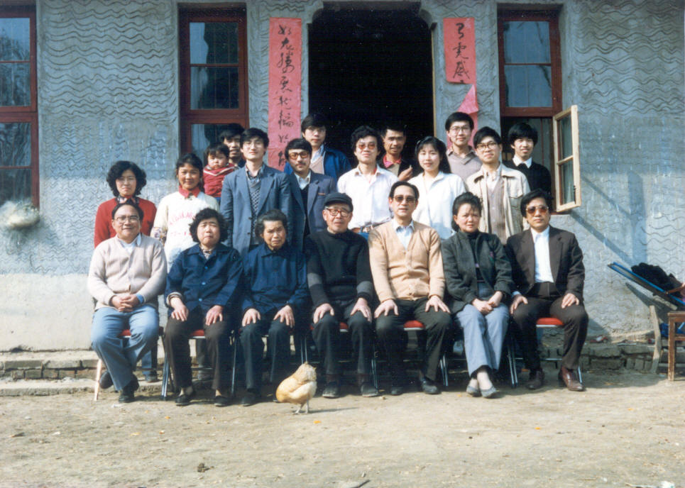 一群人在建筑物前合影 AI 生成的内容可能不正确。